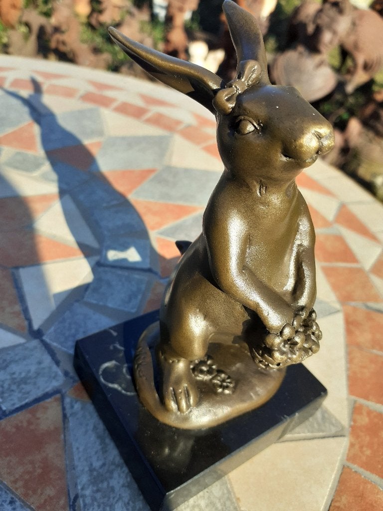 Konijn met een bronzen bloemenmand gesigneerd Milo ., Ophalen of Verzenden, Brons