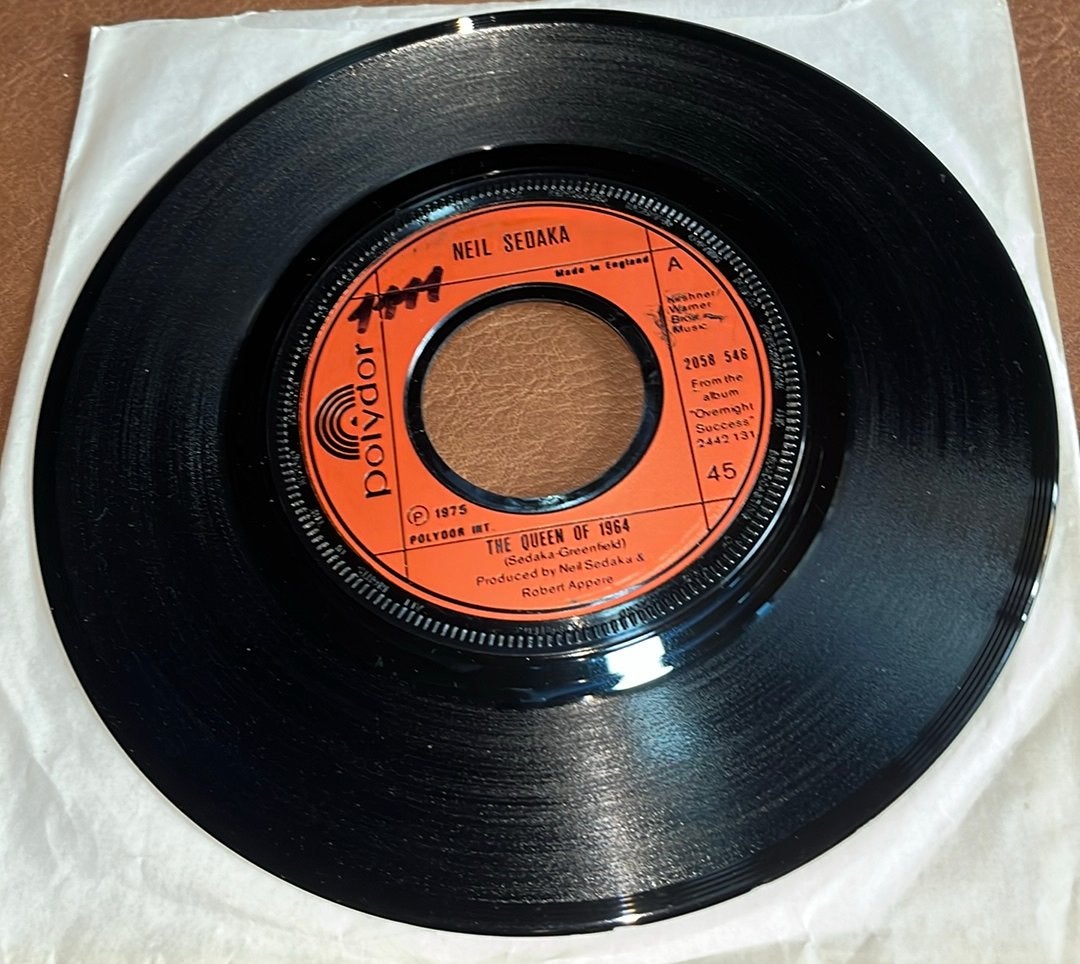 Neil Sedaka ‎– The Queen Of 1964 - 7” vinyl single - UK, Enlèvement ou Envoi, Utilisé