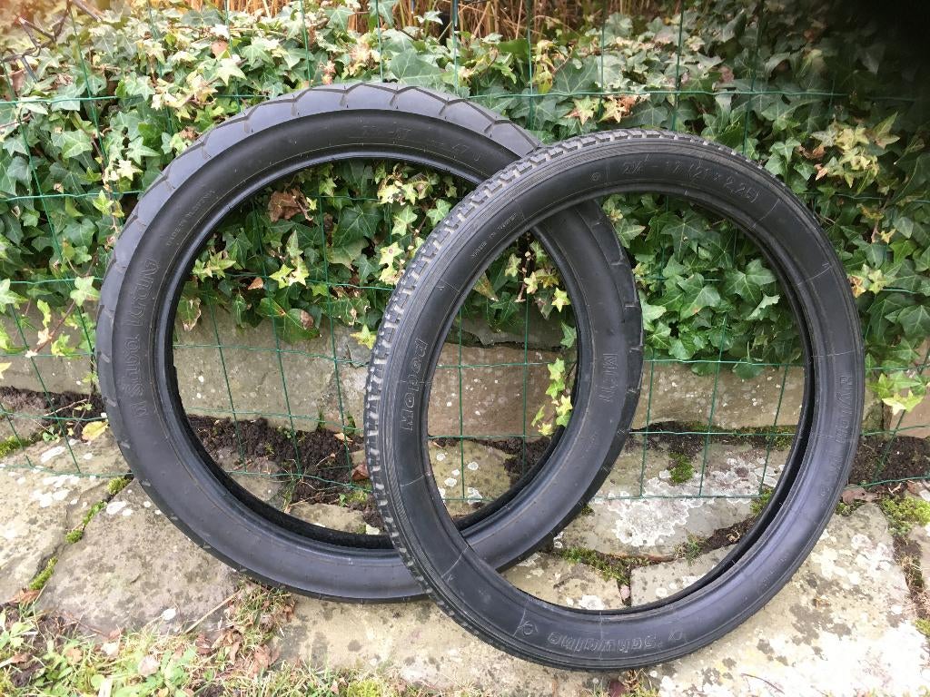 Set banden schakelbrommer 17 " 2 1/4 en 2 3/4 vr. suzuki ac, Fietsen en Brommers, Brommers | Toebehoren, Gebruikt, Overige typen