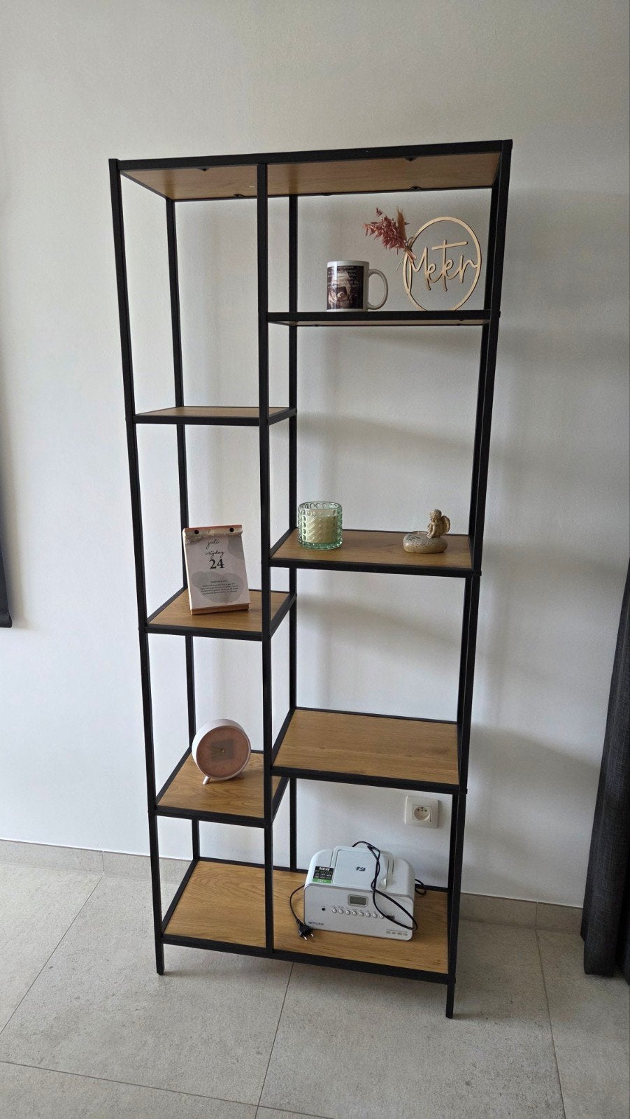 TRAPPEDAL Rek 7 schappen. 
Rek TRAPPEDAL 7 schappen warm eik, Ophalen, Met plank(en), Minder dan 50 cm, Eikenhout