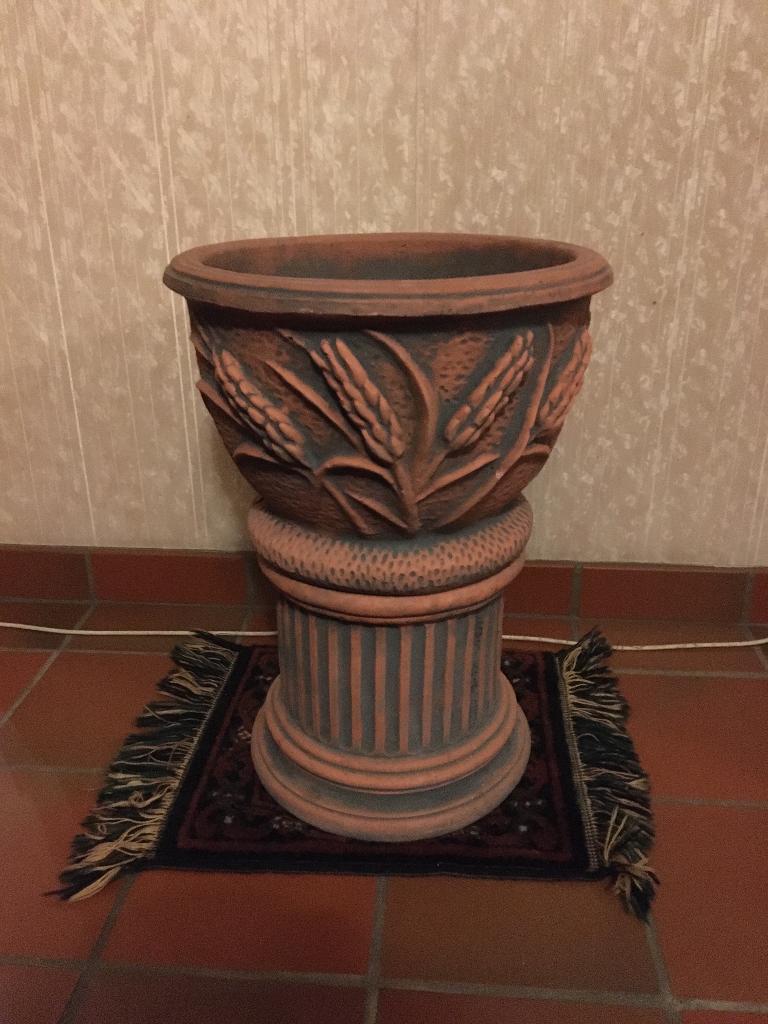 Stenen bloempot met voet, Tuin en Terras, Ophalen, Zo goed als nieuw, Beton, Balkon
