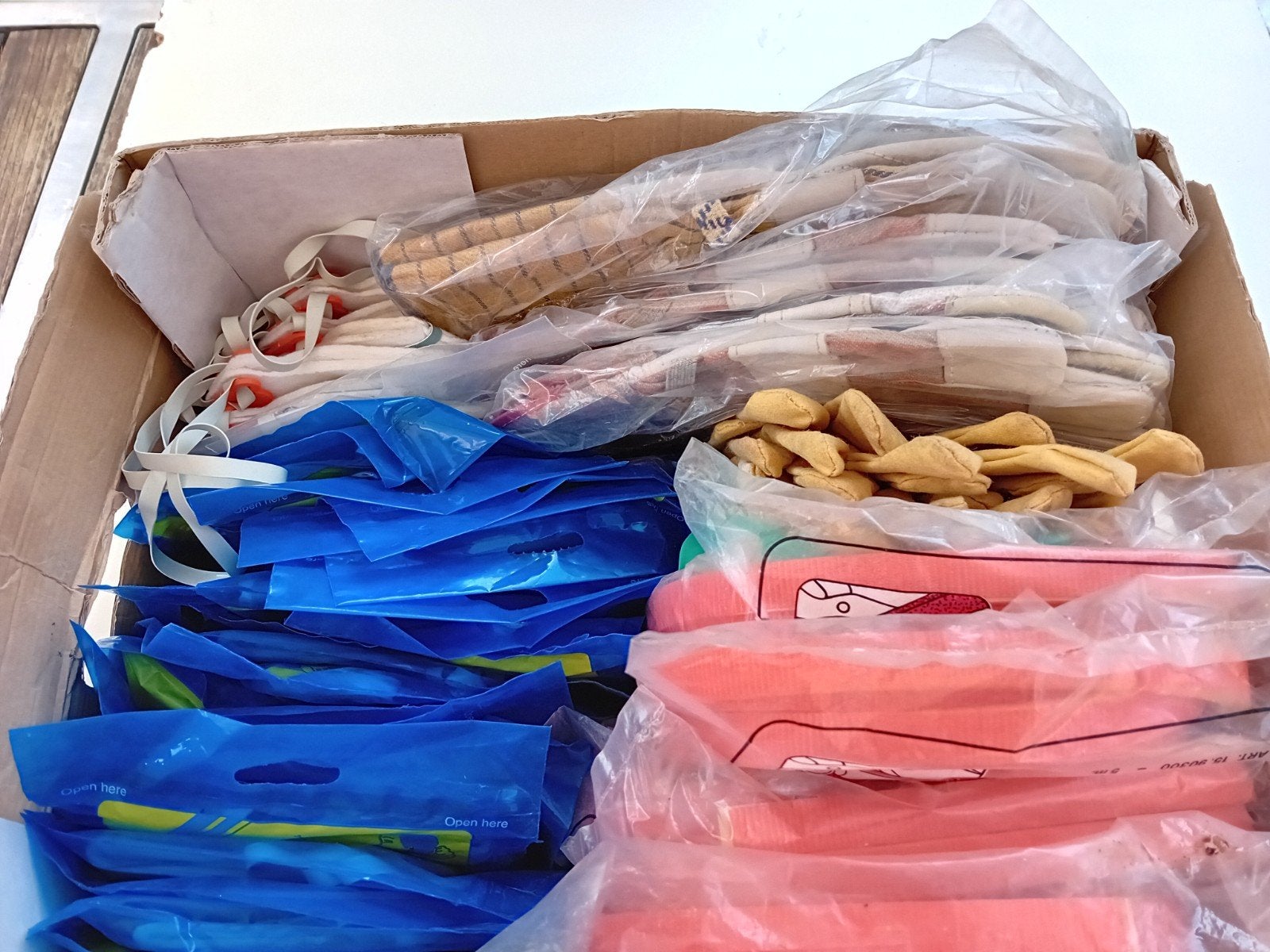 Werkhandschoenen, mondkapjes, tochtlinten (opruiming kelder), Ophalen