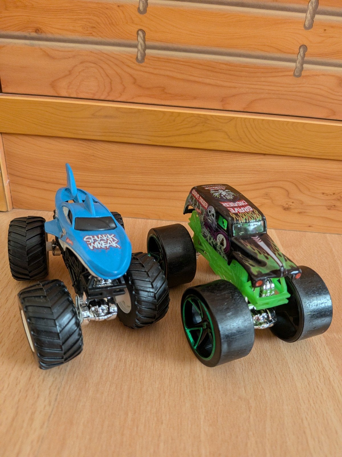 Hot wheels Monster Jam 1/24 shark wreak & grave digger, Ophalen of Verzenden
