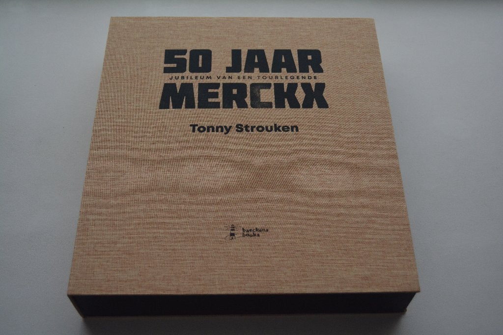 Livre dédicacé et étui rigide 50 Years of Eddy Merckx, Livres, Livres de sport, Comme neuf, Course à pied et Cyclisme, Enlèvement ou Envoi