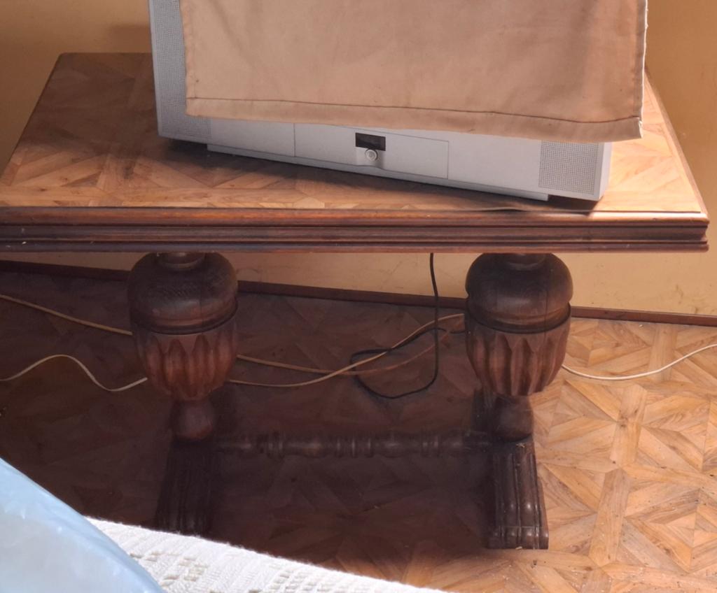 Oude houten salontafel om te restaureren, Ophalen