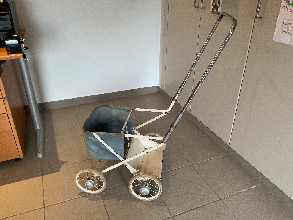 Oude kinderwagen, Enlèvement