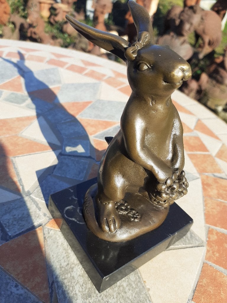Konijn met een bronzen bloemenmand gesigneerd Milo ., Ophalen of Verzenden, Brons