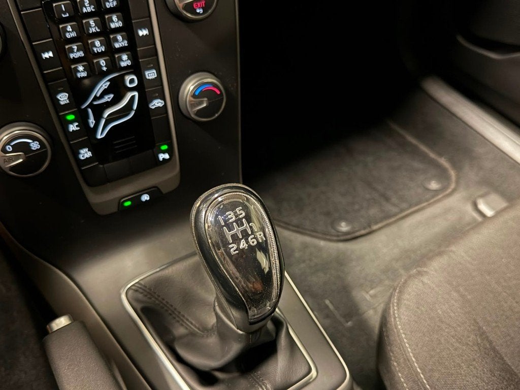 Volvo V40 D2 2.0D 88 kW Euro 6b, Auto's, Euro 6, https://public.car-pass.be/vhr/31a337af-5eef-402f-91b7-e5e85e1cc841, Multifunctioneel stuurwiel