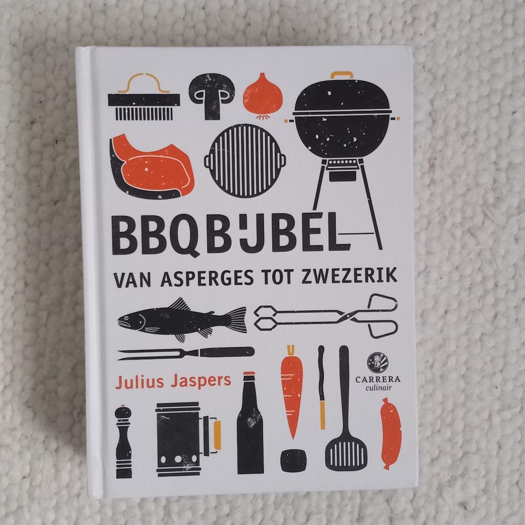 Kookboek BBQ-bijbel : van asperges tot zwezerik, Ophalen of Verzenden, Nieuw