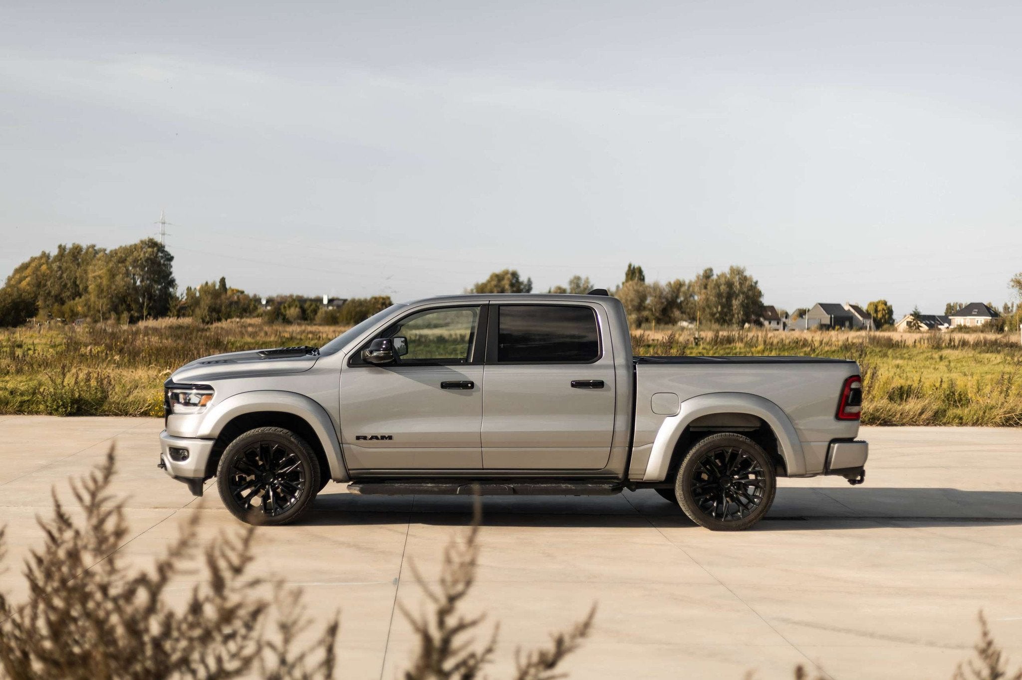 Dodge Ram 1500 5.7 V8 HEMI LARAMIE NIGHT EDITION * PRINS LPG, Autos, Cuir, Argent ou Gris, Euro 6, Ordinateur de bord