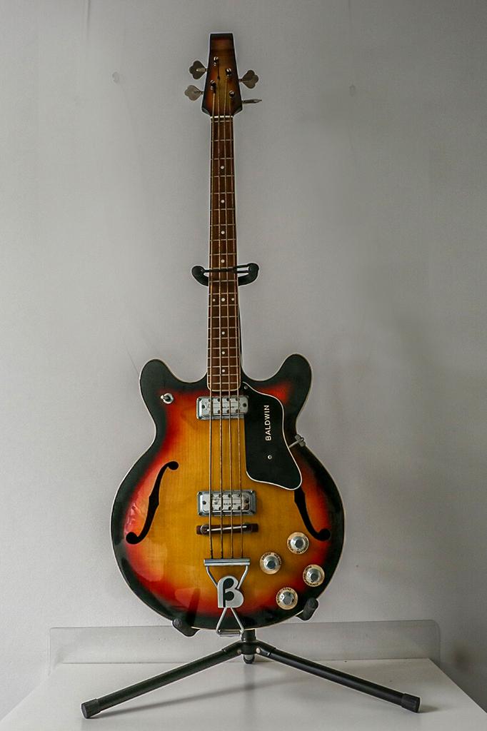 Semi acoustic Burns / Baldwin V704 Hollow-body bass guitar, Ophalen, Gebruikt, Semi-akoestisch