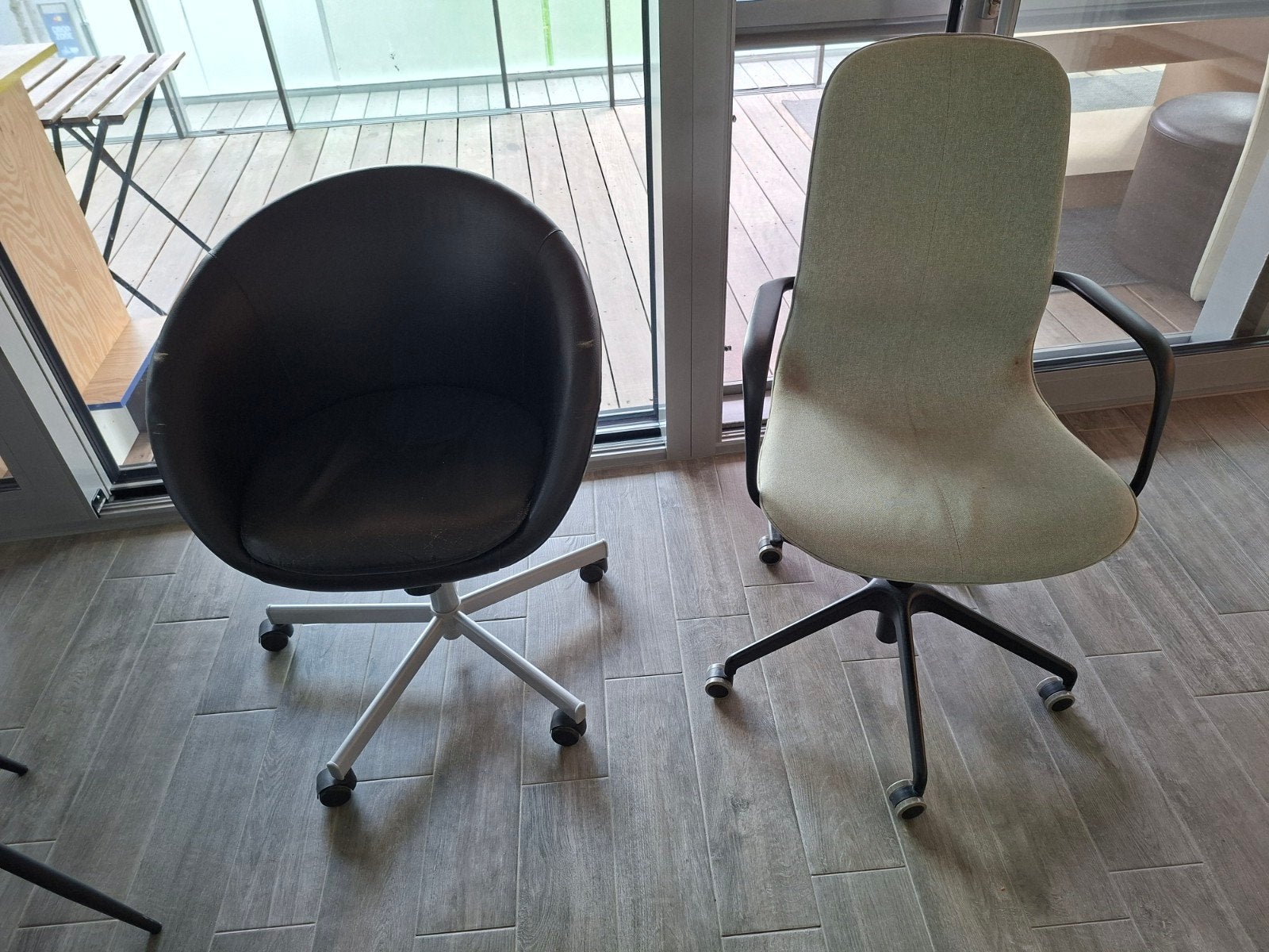 Bureaustoelen, Ophalen