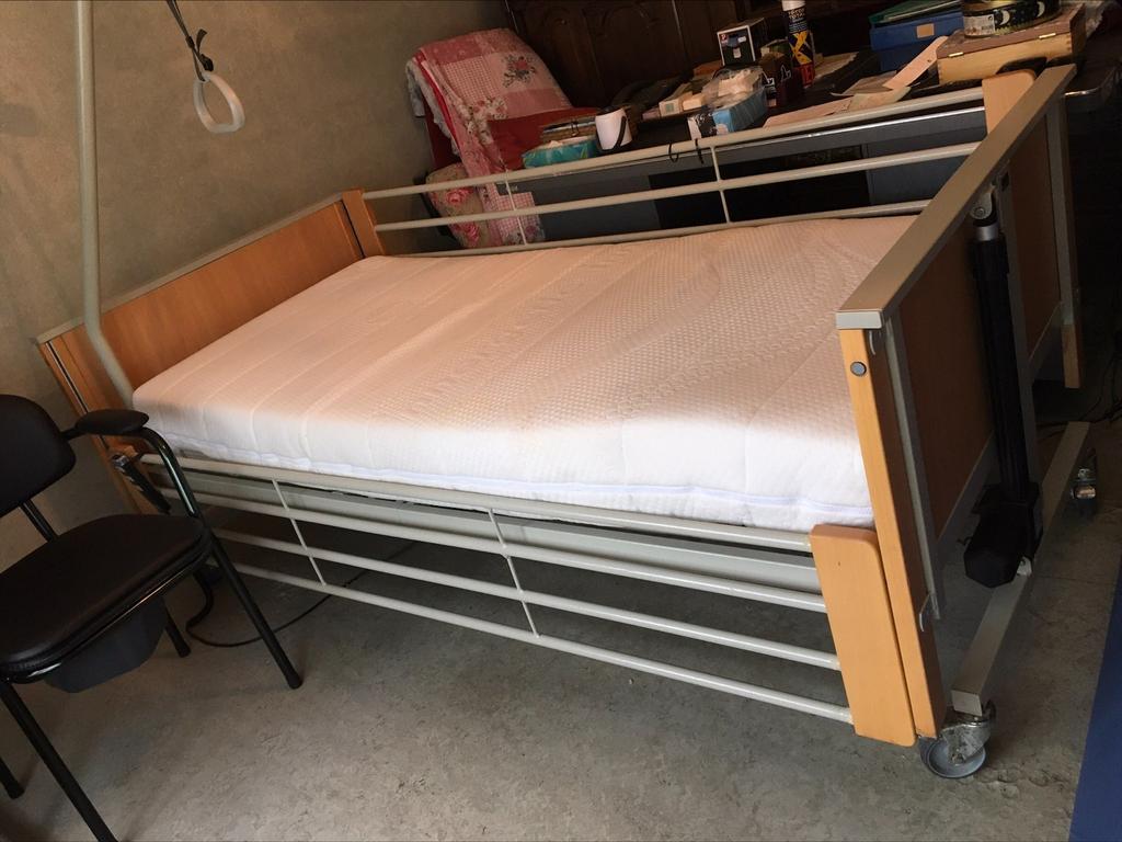Electrisch ziekenhuis bed op en neer en hoofd op en neer, Ophalen, Eenpersoons, Metaal, 100 cm