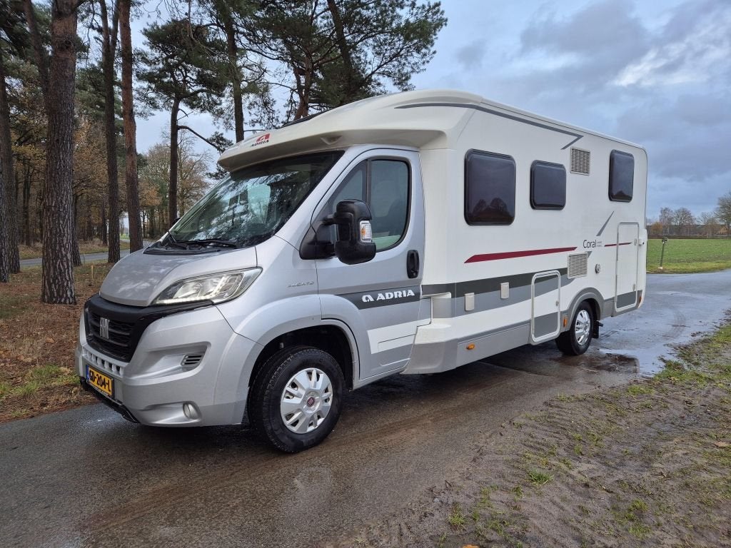 Adria Coral Axess 600 SL TWINBED airco el ram TV, Caravans en Kamperen, Mobilhomes, Bedrijf, Adria, Half-integraal