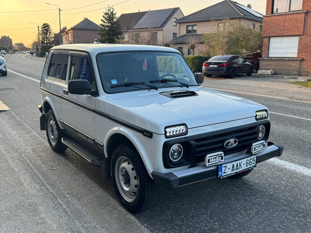 Lada Niva 1.7 4x4 / 77.000km / Carplay / Benzine / 2019, Auto's, Stof, Niva, Euro 6, Wit