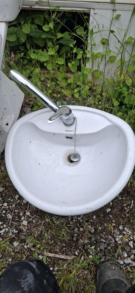 Lavabo avec robinet à vendre, Bricolage & Construction, Sanitaire, Enlèvement, Utilisé, Verre, Robinet