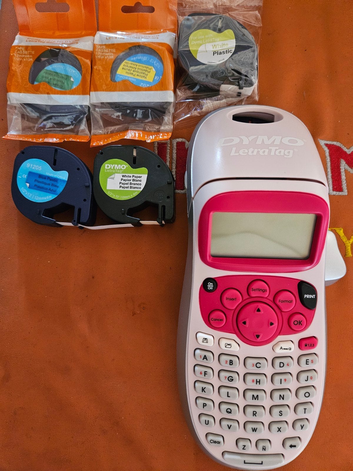 Dymo letratrag 100h en roze avec cartouche neuve, Informatique & Logiciels, Étiqueteuses, Neuf, DYMO, Étiquette, Enlèvement