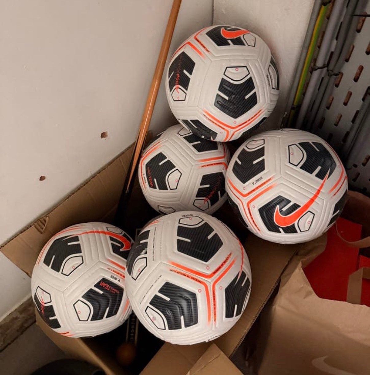 Per bal 20€ ( 6 ballen nog over ), Sports & Fitness, Football, Enlèvement, Comme neuf, Ballon