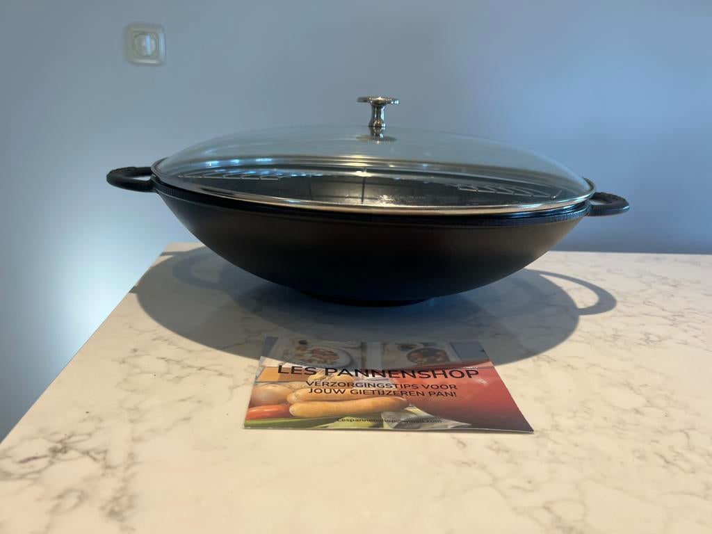 Gietijzeren Staub Wok 37 cm in heel goede staat, Enlèvement ou Envoi, Comme neuf, Plaque céramique, Fonte