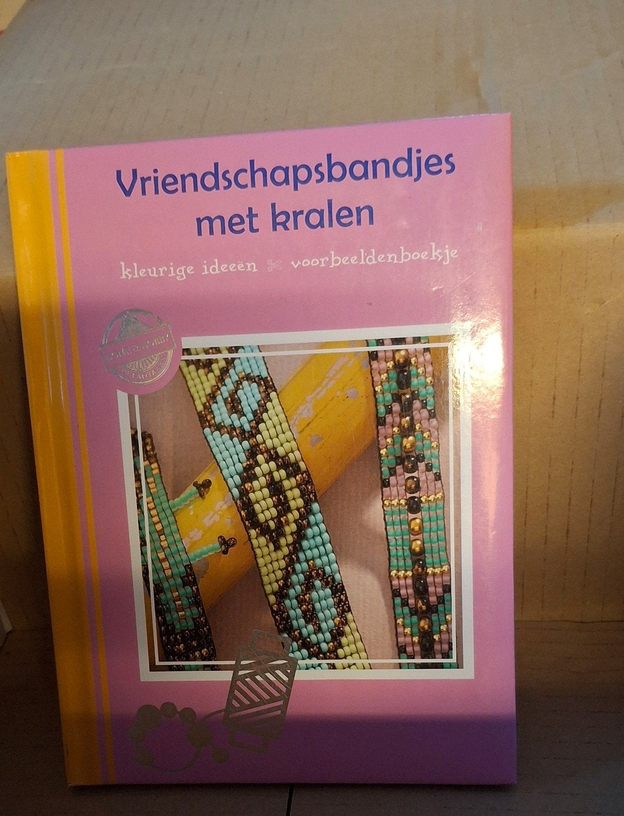 vriendschapsbantjes met kralen, Boeken, Ophalen of Verzenden, Zo goed als nieuw, Sieraden maken, Geschikt voor kinderen