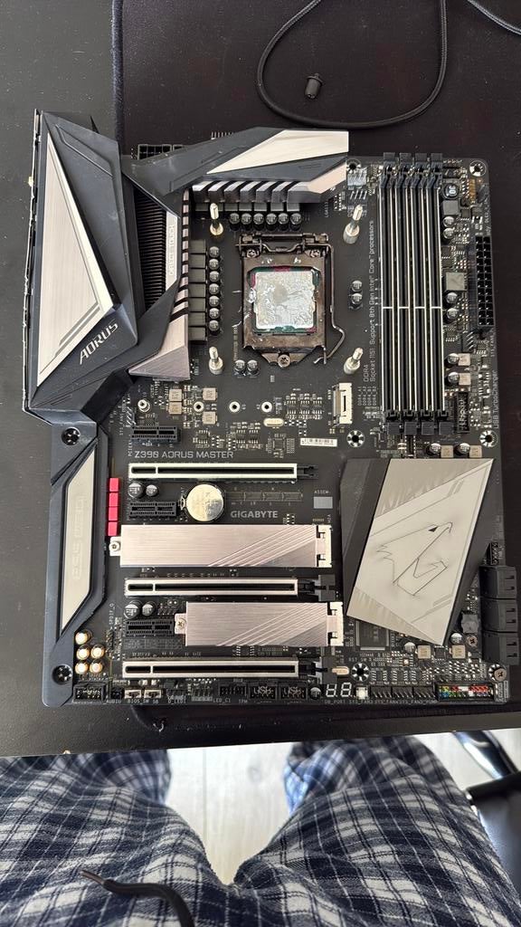 Il s'agit de la carte mère Gigabyte Z390 AORUS Master pc, Enlèvement