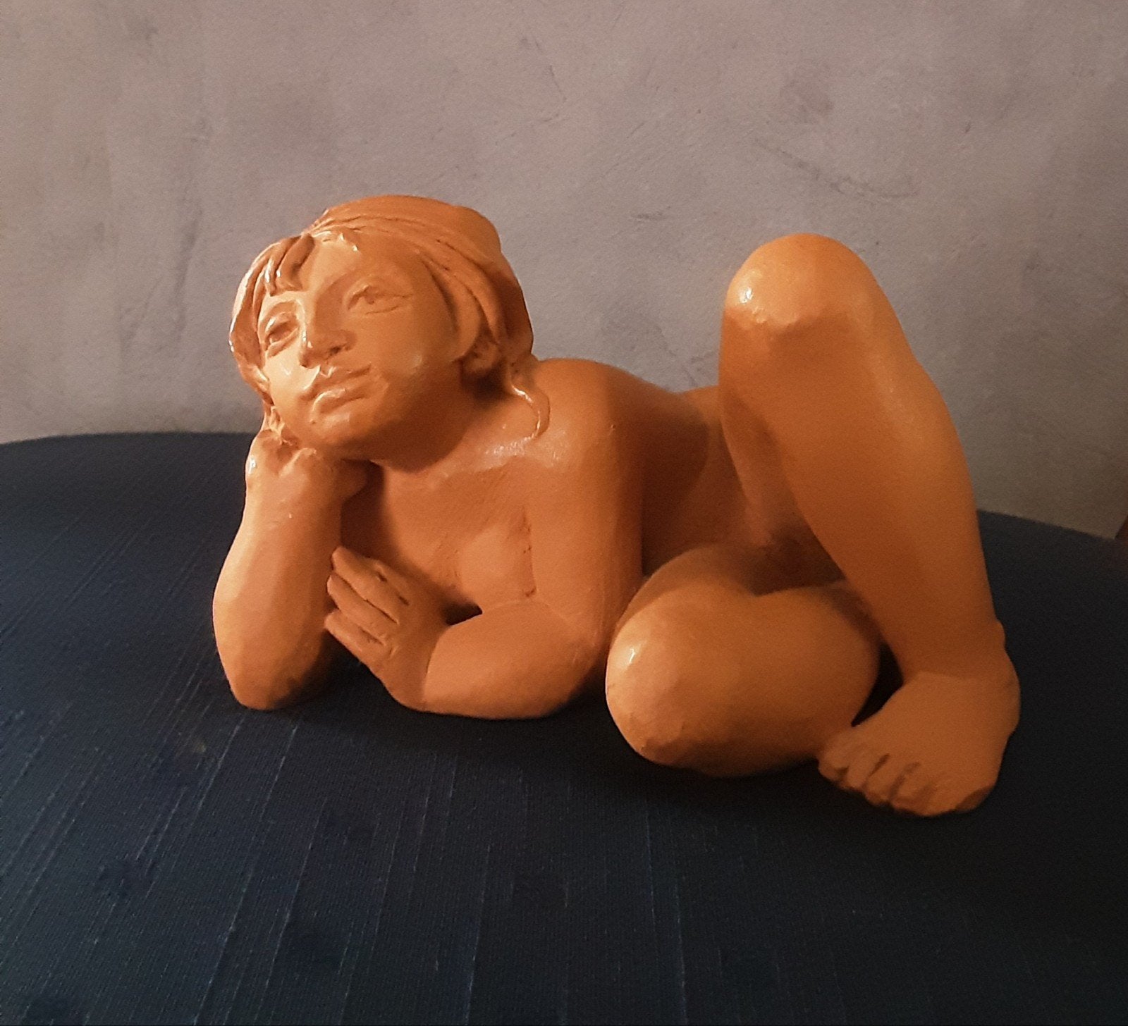 Edgard Fonteyne  Liggend meisje/vrouw terracotta, Minder dan 20 cm, Gips, Brutalistisch, Ophalen of Verzenden