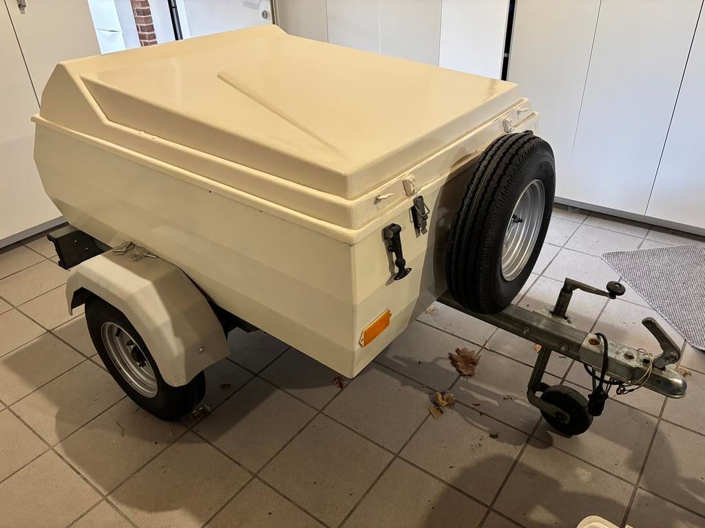 Lichte gesloten aanhangwagen 700L, aerodynamisch en zuinig, Ophalen, Zo goed als nieuw