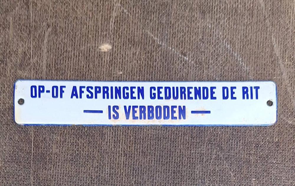 Antiek blauw wit emaille tekstbordje uit de bus of tram🚍🚊, Enlèvement ou Envoi
