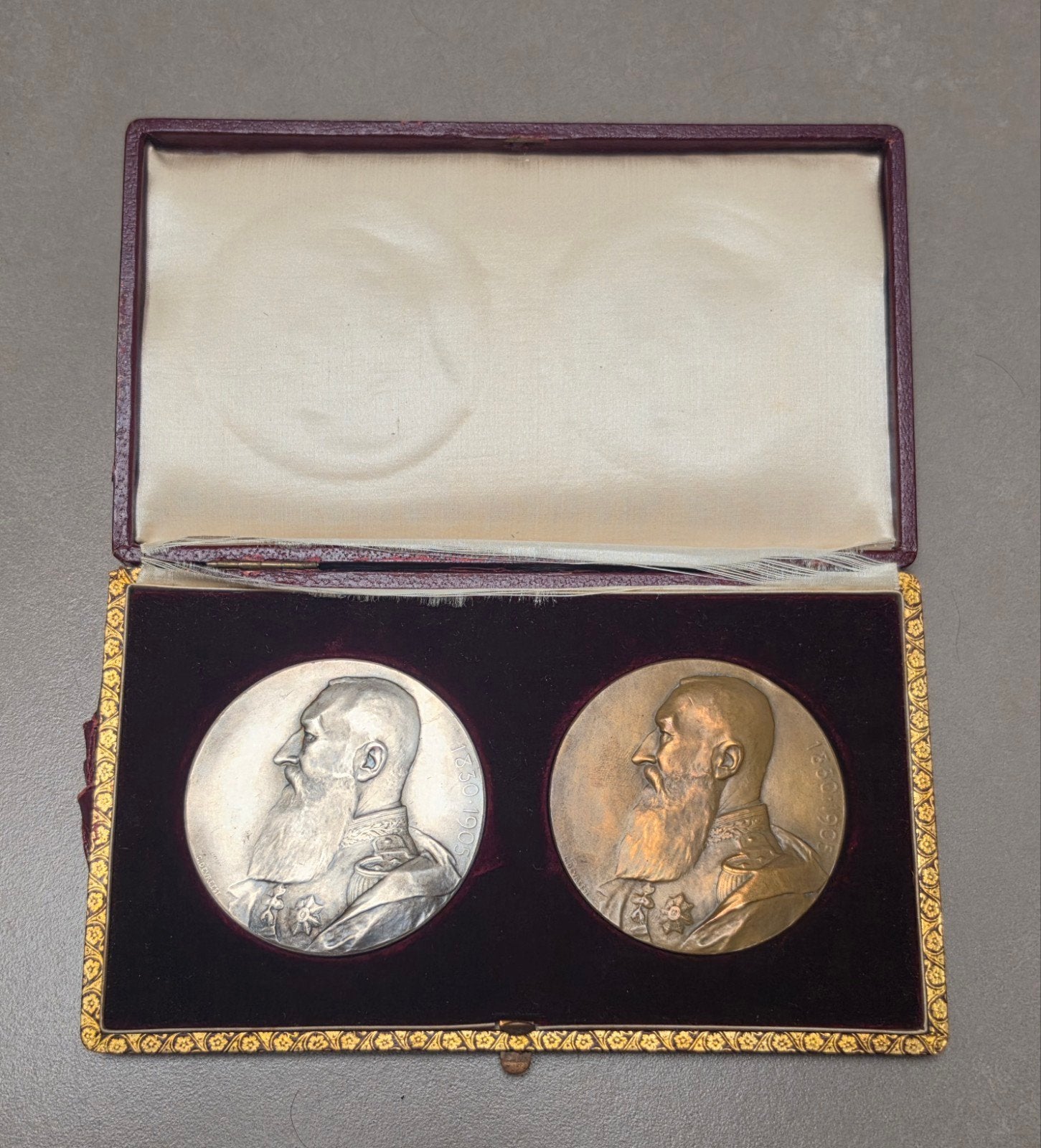 set 2 medaille 75j België 1905  Koning Leopold II in etui, Ophalen of Verzenden, Brons