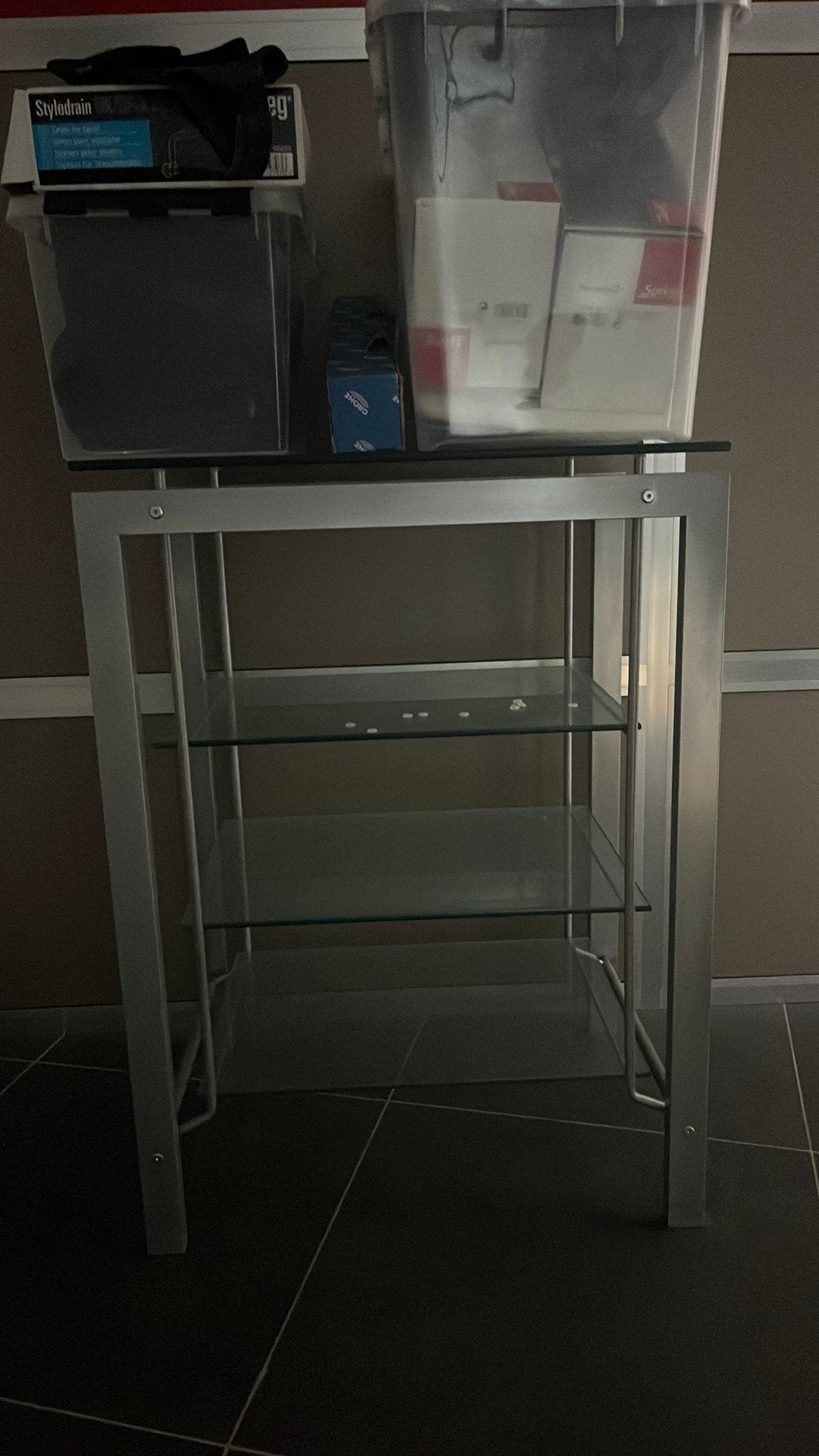 Tafeltje ,aluminium en glas, Ophalen, Zo goed als nieuw
