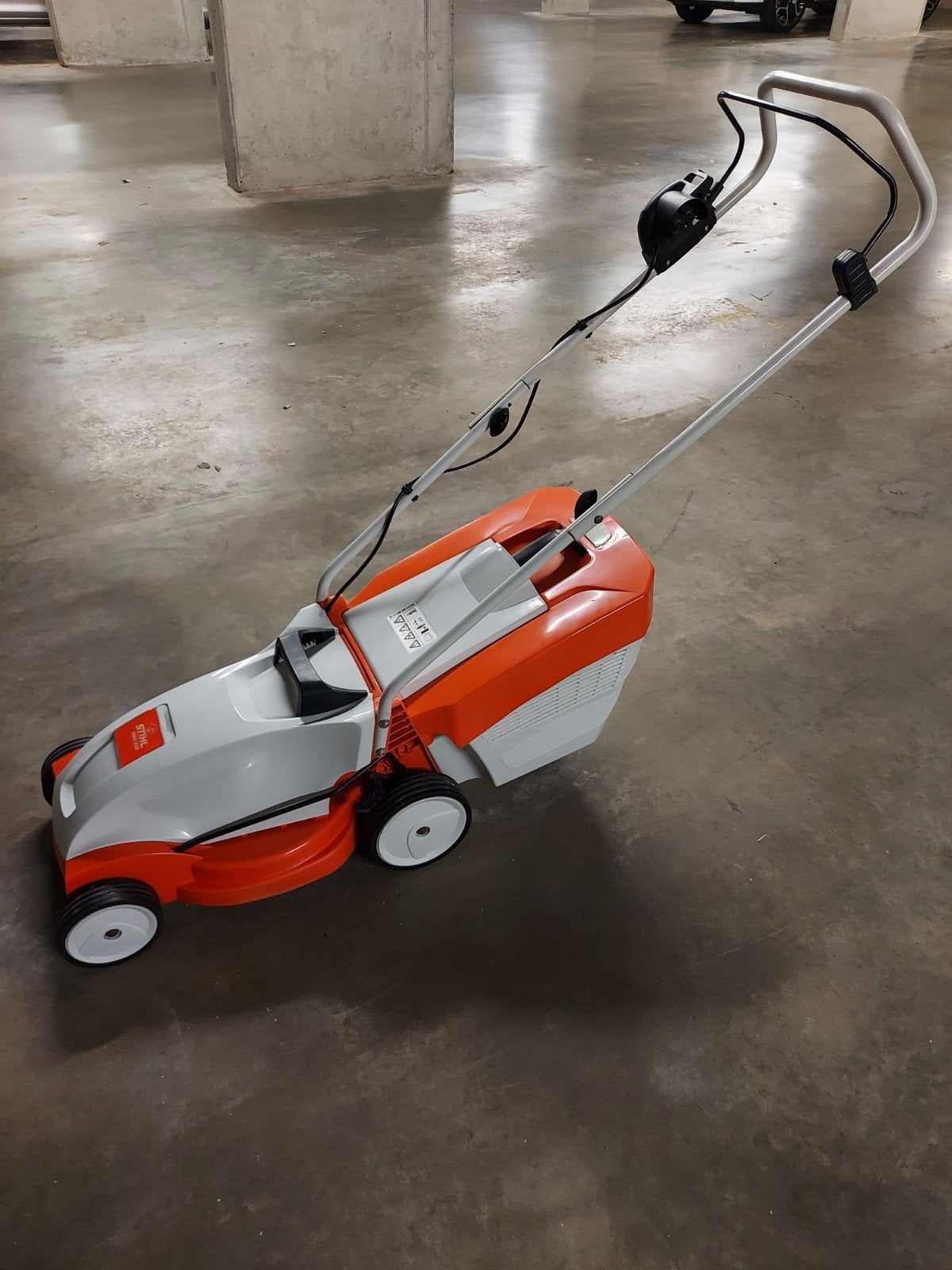 gras machine  stihl RME-235. elektrische., Tuin en Terras, Grasmaaiers, Ophalen, Zo goed als nieuw, 30 t/m 39 cm, Elektrische grasmaaier