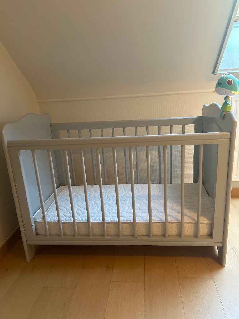 Grijs babybed, Ophalen, Jongetje of Meisje, Beddengoedset, Zo goed als nieuw