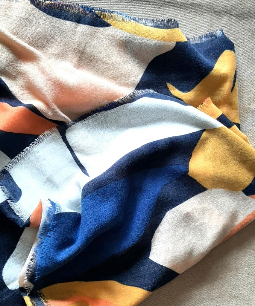 Te koop: Nieuw!! Mooie lange sjaal in kleuren., Kleding | Dames, Mutsen, Sjaals en Handschoenen, Sjaal, Ophalen