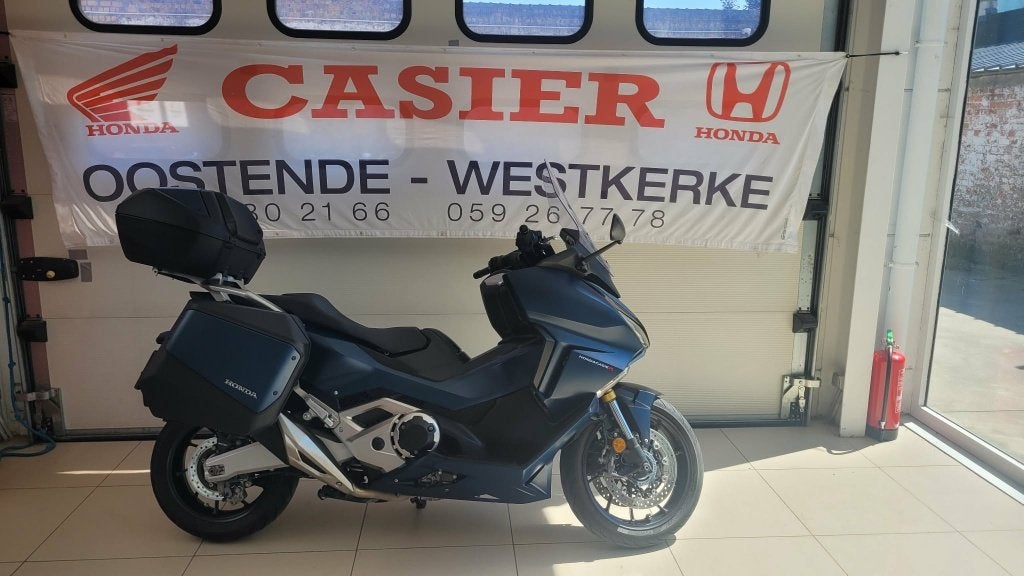 Honda Forza 750 ( slechts 3950 km ) met veel opties, Motoren, 750 cc, ABS, Nieuw, Motorrijbewijs A