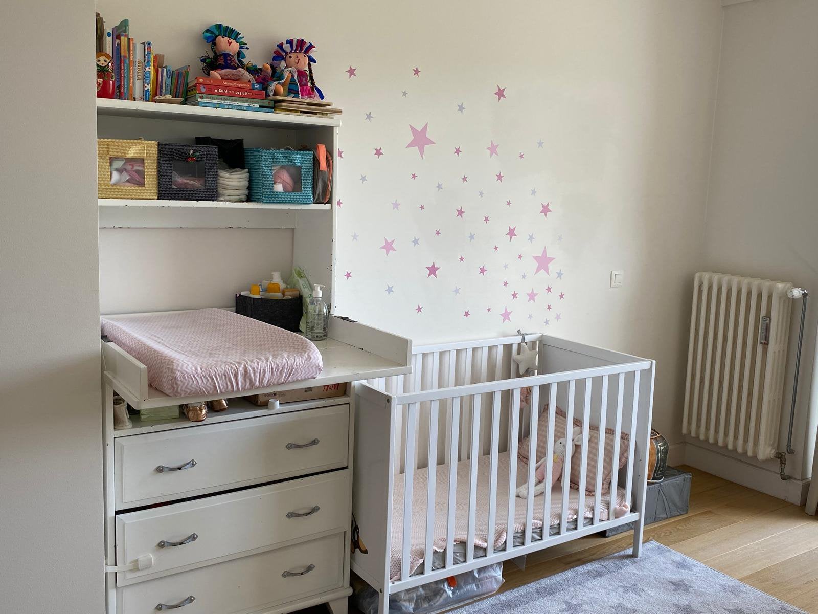 Lit bébé en bois – Atelier T4 + matelas IKEA, Enlèvement, Comme neuf