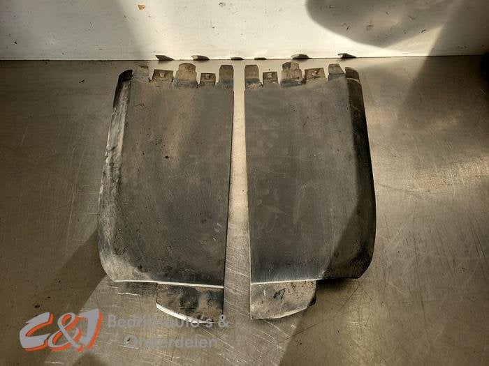 Pare-chocs plaque inférieure d'un Renault Trafic, Renault, -, 3 mois de garantie, Utilisé