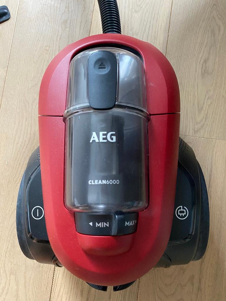 AEG CLEAN 6000 Aspirateur Sans sac, pour sols durs et tapis, Electroménager, Aspirateurs, Comme neuf, Réservoir, Enlèvement