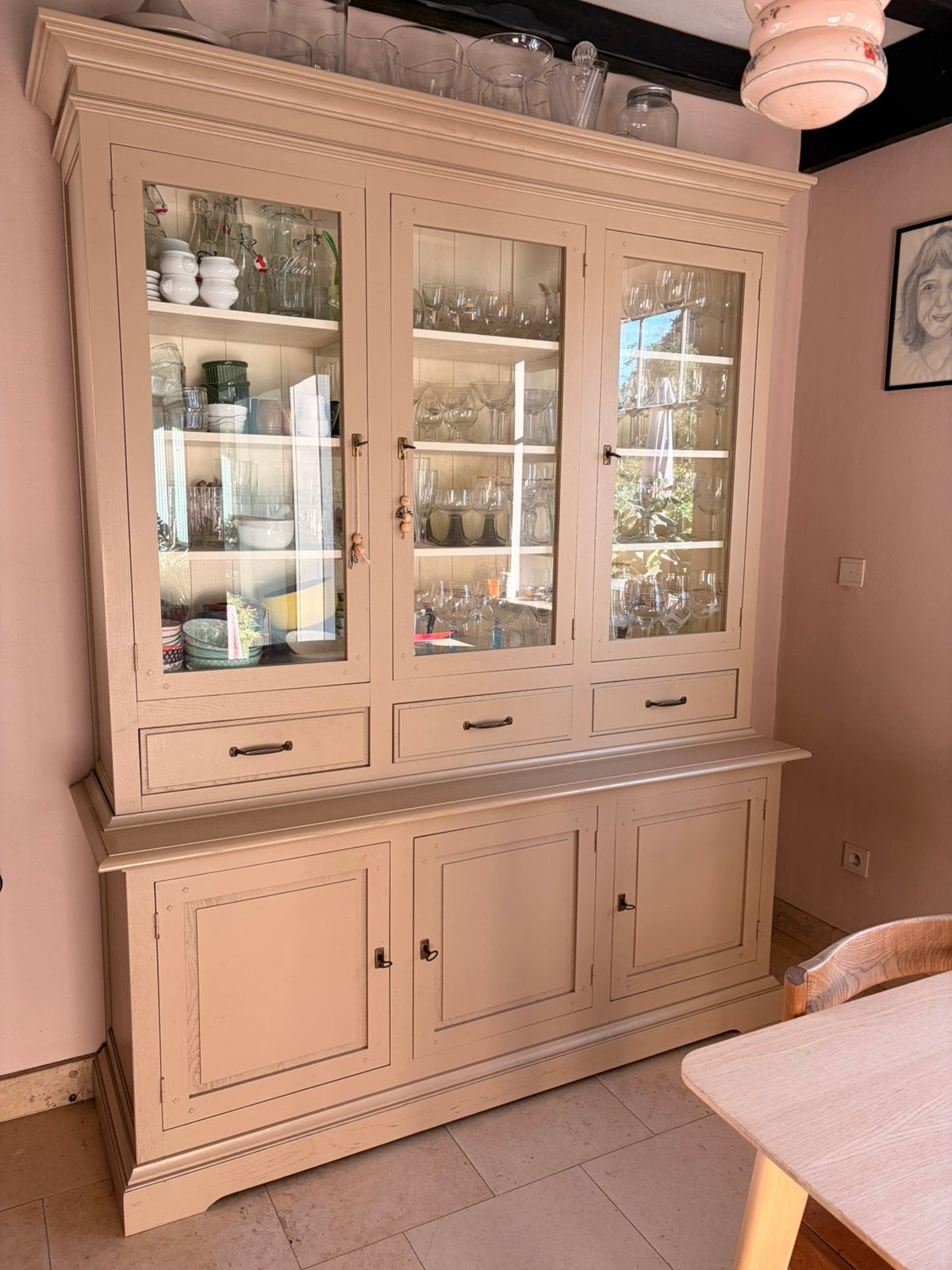 Landelijke vitrinekast beige/greige, Huis en Inrichting, Kasten | Vitrinekasten, Ophalen, 200 cm of meer, 150 tot 200 cm, Met lade(s)