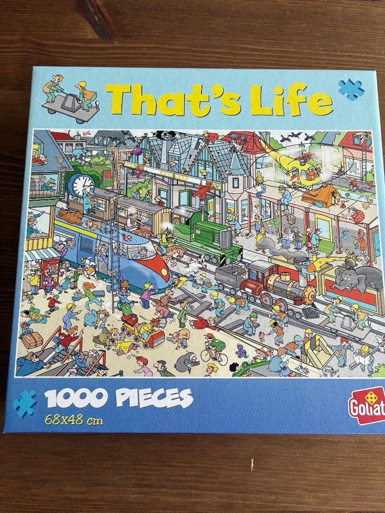 Puzzel van 1000 stukjes: That's Life — Station, Hobby en Vrije tijd, Ophalen of Verzenden, 500 t/m 1500 stukjes, Nieuw, Legpuzzel