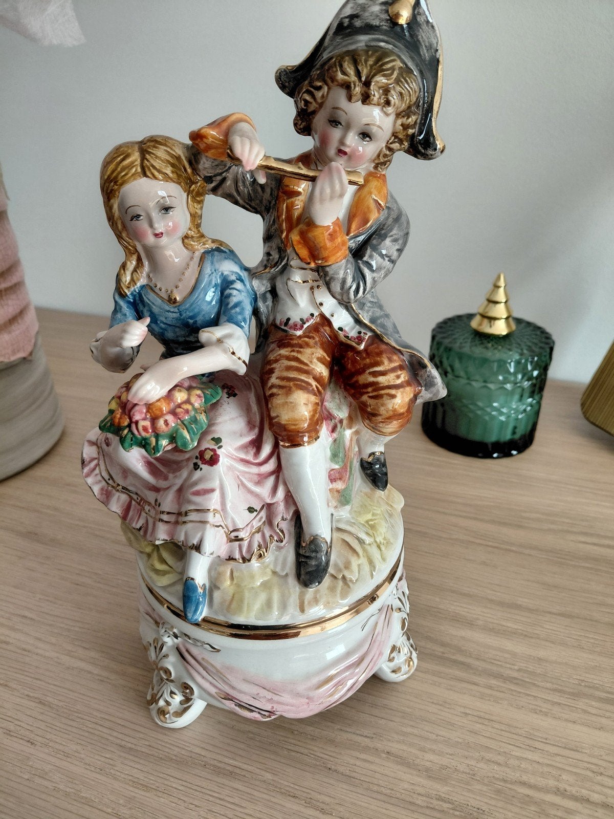 statuette en porcelaine, Enlèvement