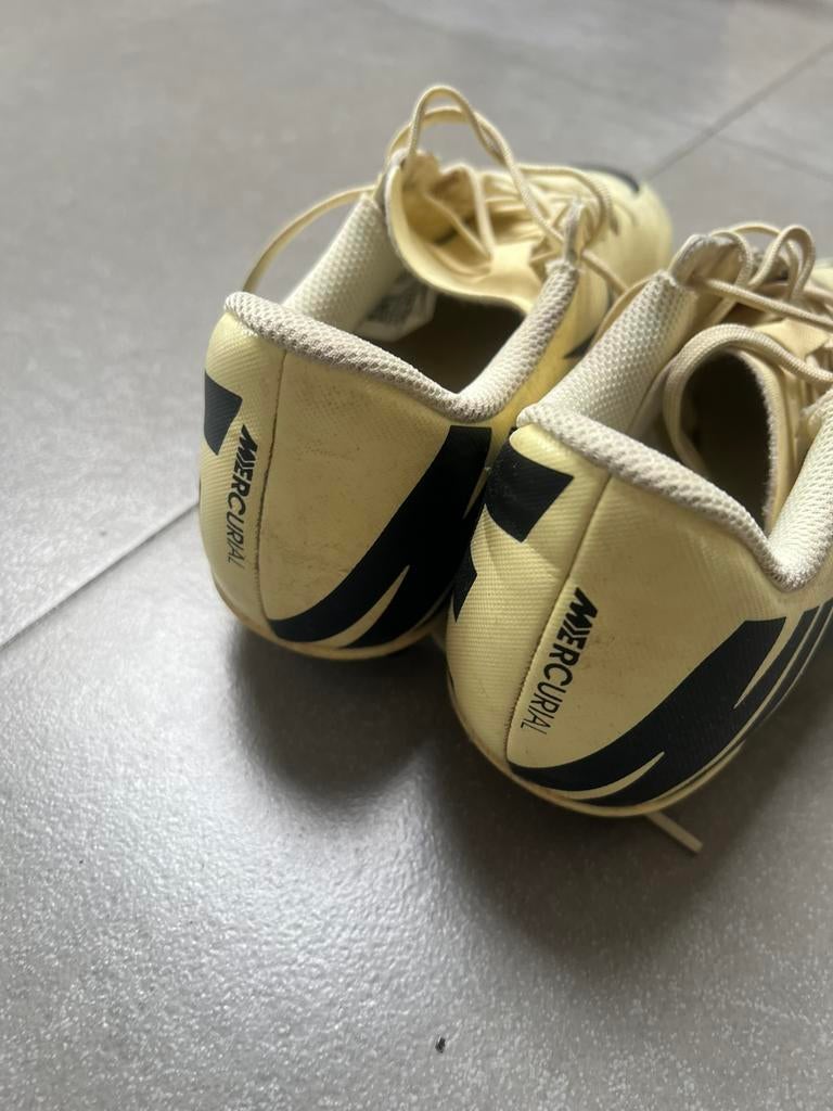 Nike voetbalschoen, Sport en Fitness, Voetbal, Ophalen, Zo goed als nieuw