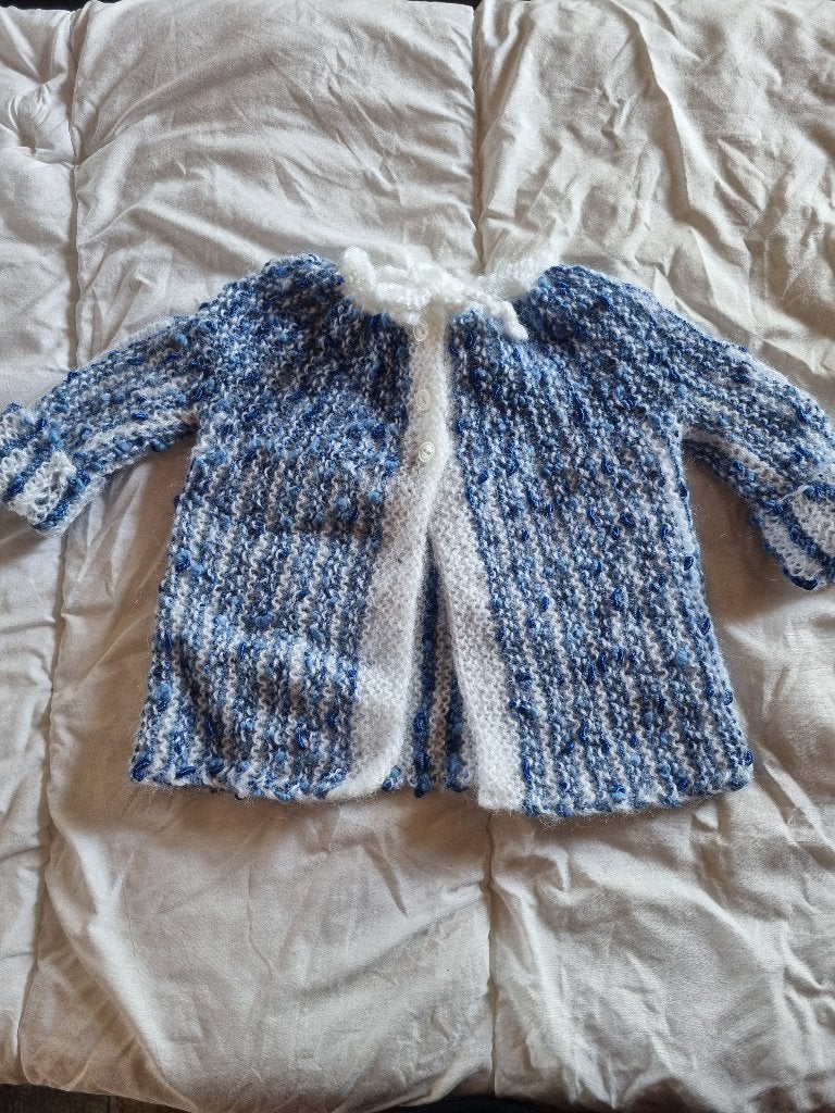 Gebreid vestje voor baby - handgemaakt, Kinderen en Baby's, Babykleding | Maat 62, Handgemaakt, Nieuw, Ophalen of Verzenden, Truitje of Vestje