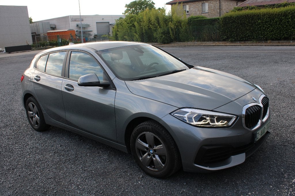 BMW 118iA *136PK* FULL LED GPS CRUISE APPLE CARPLAY PDC, Auto's, Bedrijf, Berline, Zilver of Grijs, BTW verrekenbaar