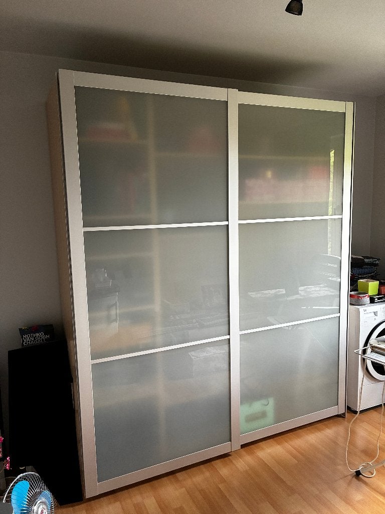 IKEA PAX kast met mat glazen schuifdeuren., Verre, 150 à 200 cm, Comme neuf, Enlèvement