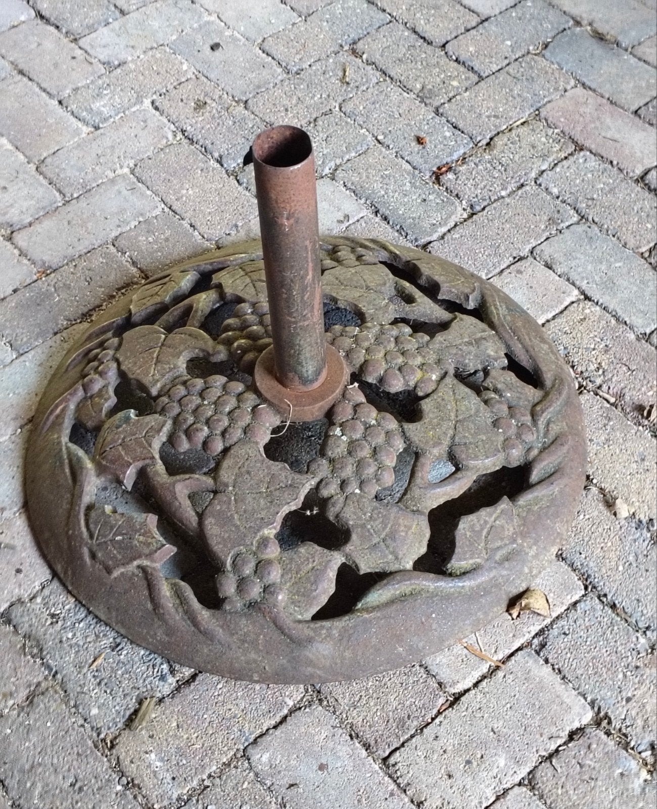 Pied de parasol en fonte, raisins feuilles de vigne, Enlèvement