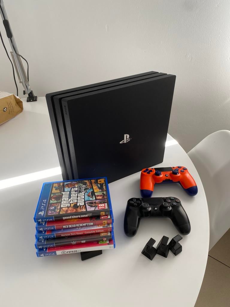 PlayStation 4 Pro 1 TB, Games en Spelcomputers, Spelcomputers | Sony PlayStation 4, Met games, Met 2 controllers, Ophalen of Verzenden