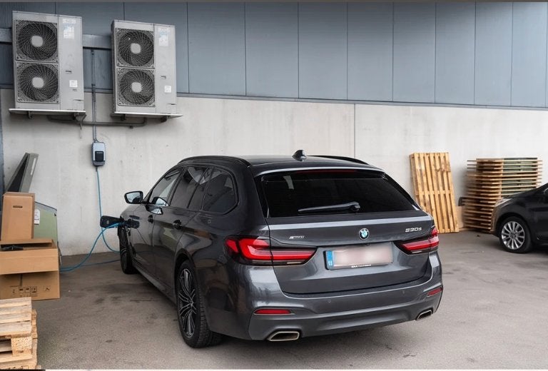 BMW 530e xDrive Touring M Sport - Full historique BMW, Autos, Argent ou Gris, Entreprise, Entretenue par le concessionnaire, Noir