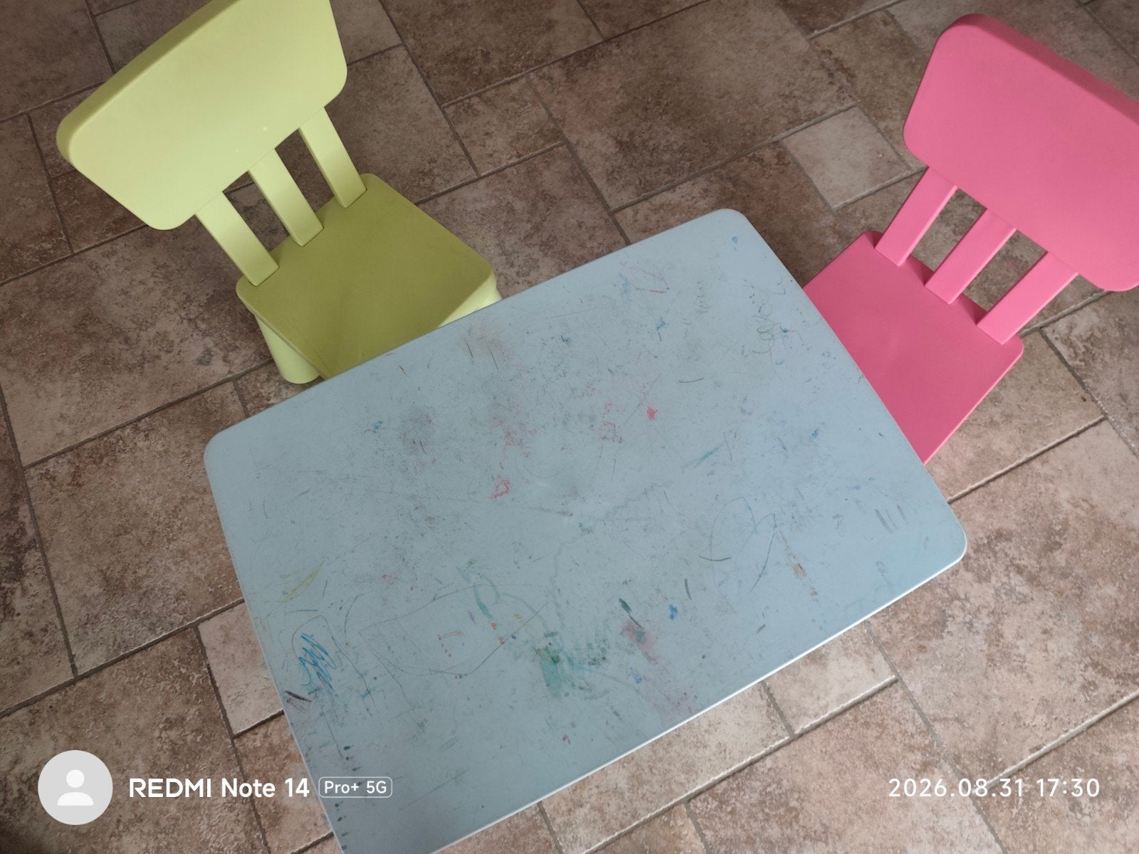 Table et 2 chaises pour enfants Ikea, Enfants & Bébés, Enlèvement, Utilisé, Chaise(s)