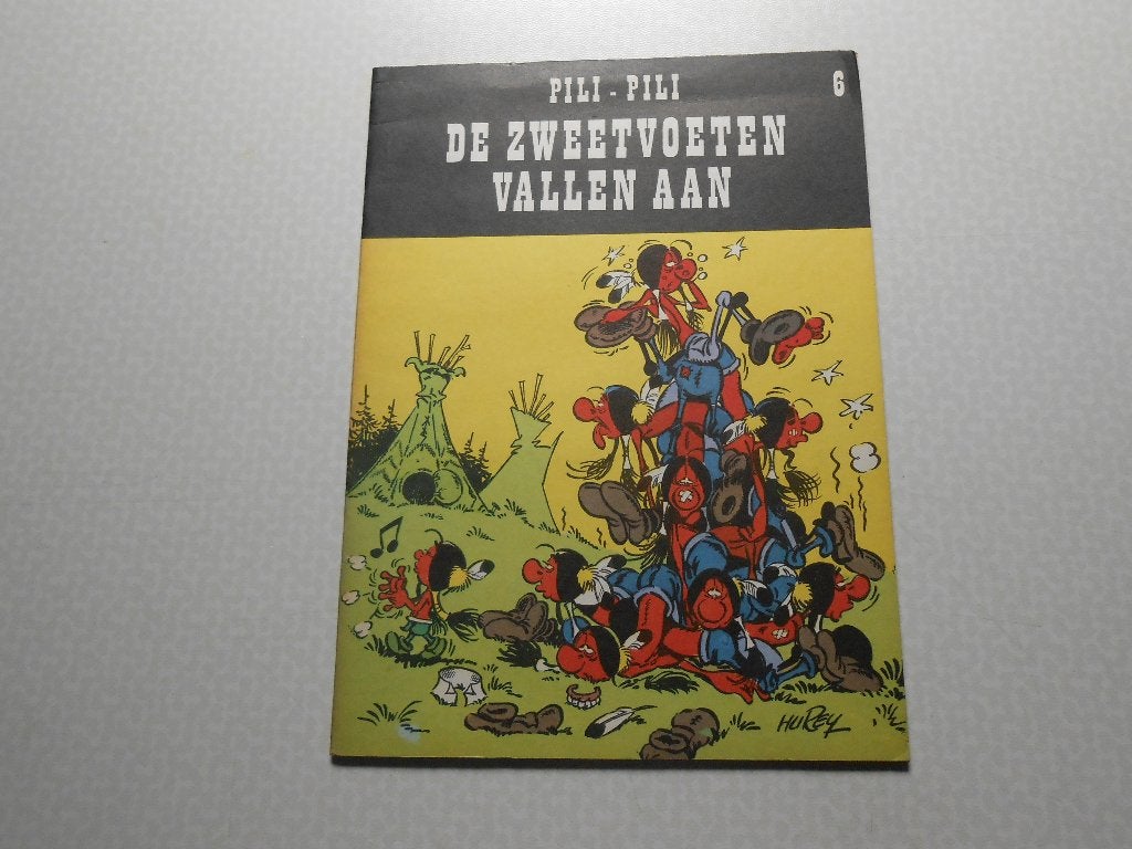 Pili - pili 6 De Zweetvoeten vallen aan 1975. 1 ste druk., Boeken, Hurey, Eén stripboek, Ophalen of Verzenden, Zo goed als nieuw