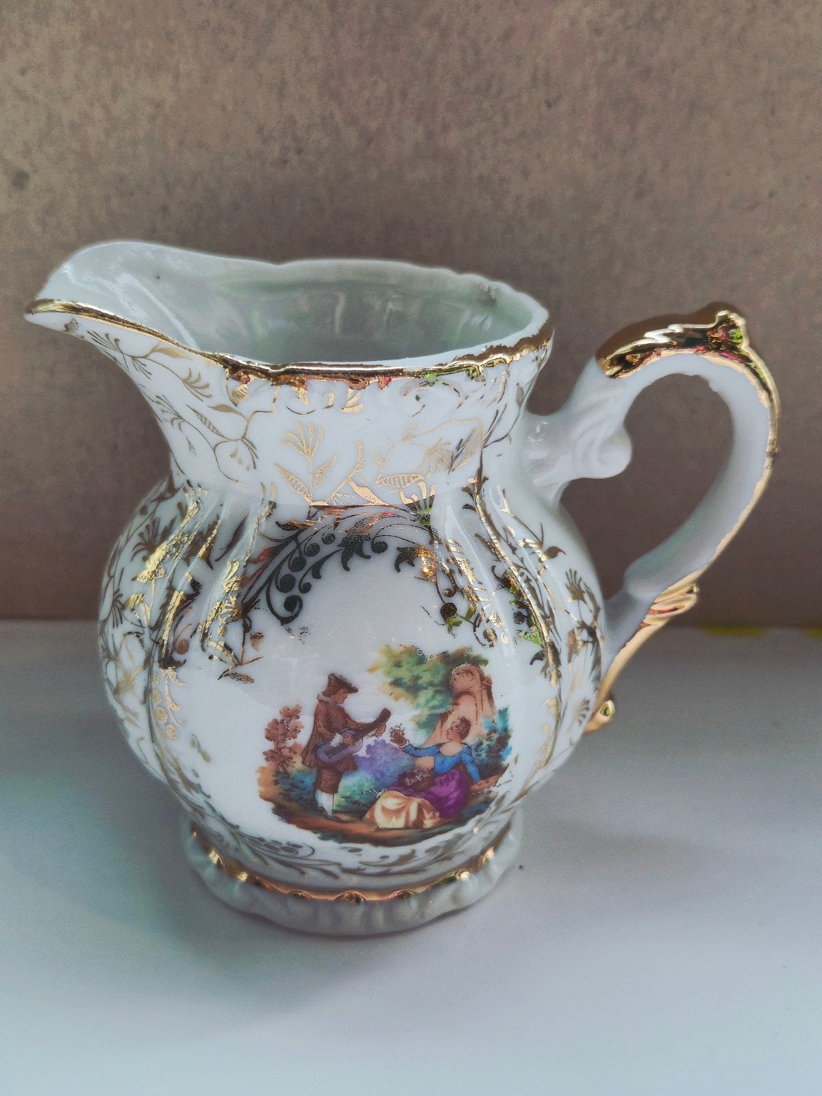 Vintage Porcellana melkkan – romantisch tafereel – wit porse, Antiek en Kunst, Antiek | Servies los, Ophalen of Verzenden